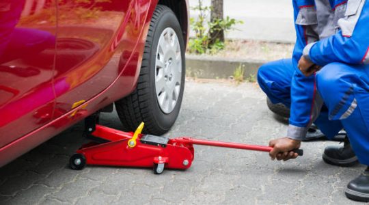 Comment soulever une voiture avec un cric hydraulique ?